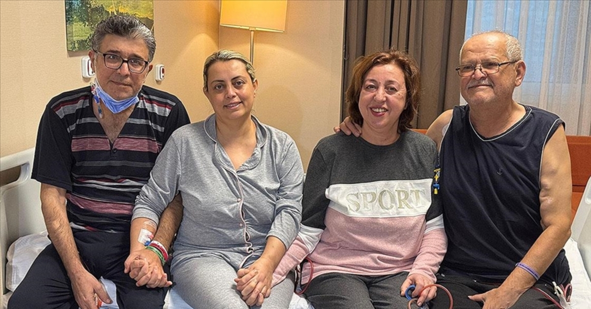 Çapraz böbrek nakliyle eşlerine hayat verdiler